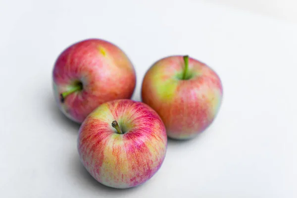 Свіже сільське яблуко на білому тлі — стокове фото