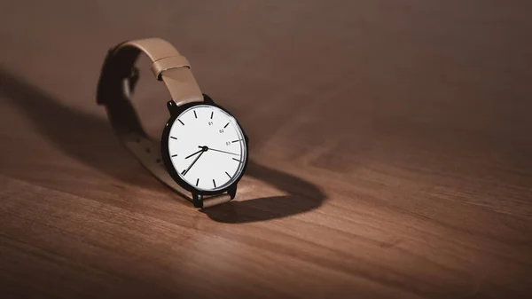 Relógio de pulso em uma mesa de madeira com espaço de cópia — Fotografia de Stock