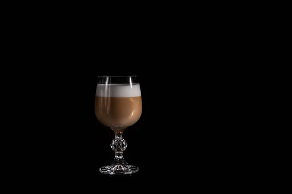 Flerskiktskaffe eller cappuccino i en glaskopp på svart bakgrund — Stockfoto