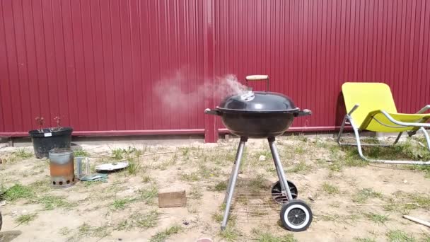 Humo de cámara lenta procedente de la tapa de la parrilla de la barbacoa — Vídeos de Stock