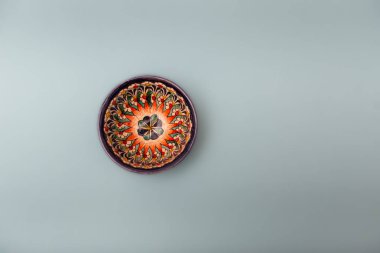 Rusya 'ya. MOSKOW. Mart 2020. Gri arkaplanda Etnik Özbek seramik sofra takımı. Geleneksel Özbekistan süsüyle dekoratif seramik fincan.