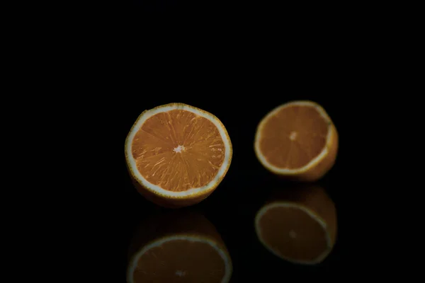 Dvě poloviny šťavnatý citron na černém pozadí — Stock fotografie