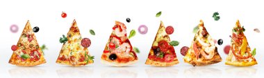 Pizza dilimleri leziz domates salamı lezzetli peynirli kekik zeytinli restoran 3 boyutlu gerçekçi fesleğen soğanı arka plan beyaz