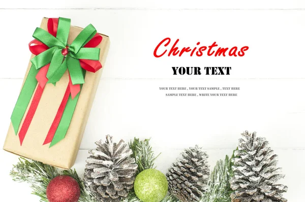 白い木製のボード上の装飾やギフトボックスとクリスマスの背景. — ストック写真