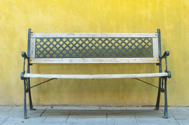 Sarı boş duvara Vintage tezgah.