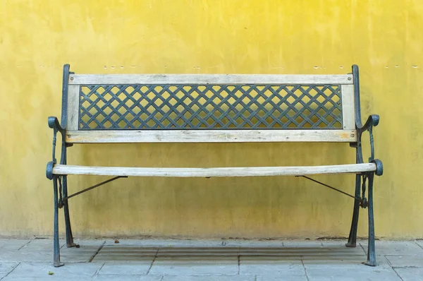 Sarı boş duvara Vintage tezgah.