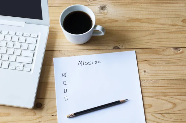 Papier-Checkliste für Mission Laptop und Kaffee auf Holztisch. — Stockfoto