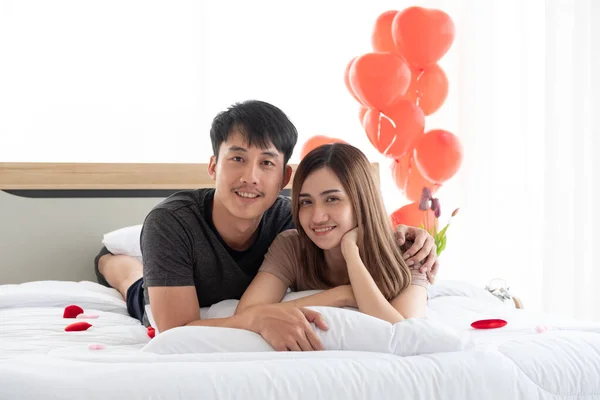 Boyfriend Embraces His Girlfriend Happiness Bed Bedroom Decorated Red Heart — Stock Photo, Image
