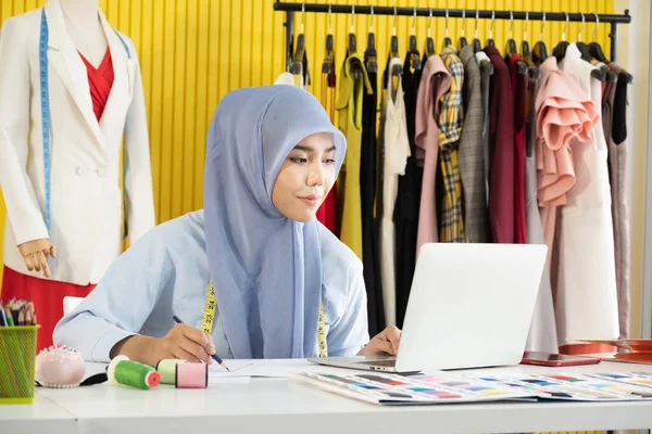 Egy Fiatal Gyönyörű Ázsiai Muszlim Női Tervező Aki Egy Hidzsábot Jogdíjmentes Stock Képek