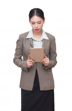 İş kadını cep telefonu kullanımı. genç kadının kullandığı akıllı telefon ve tablet.