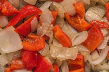 Soğan ve kırmızı biber kızartılmış. Gıda arka plan.