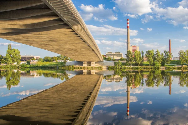 Zone Industrielle Prague Cheminées Bâtiments Industriels Ciel Clair Nuages Pont — Photo