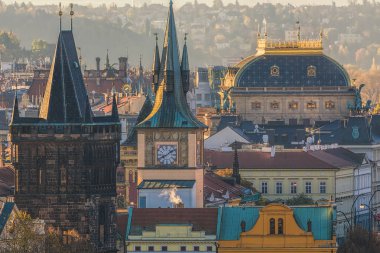 Prag çatıları ve kuleleri, Prag Ulusal Tiyatrosu 'nun çatısı ile Prague tarihi mimarisi sağ.