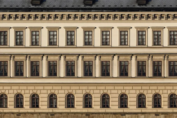 Nahaufnahme Historischer Gebäude Viele Fenster Einer Reihe — Stockfoto