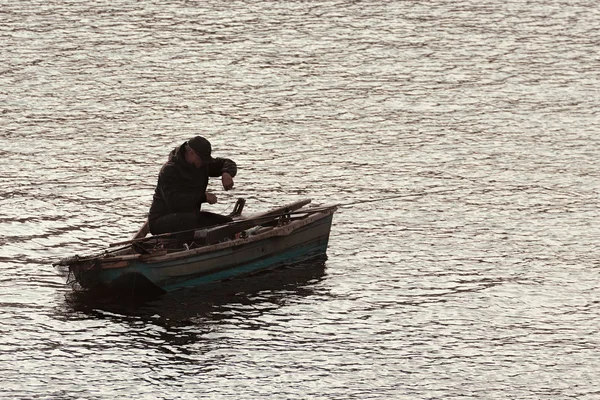 Fischer Genießen Sein Hobby Auf Einem Kleinen Traditionellen Oldtimer Boot — Stockfoto