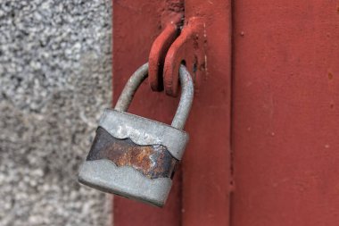 Eski demir kapı üzerinde eski paslı kilit, nostalji görüntü