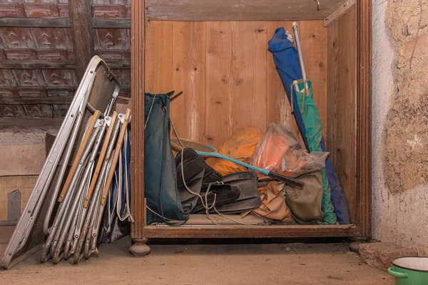 古いカントリーハウスの屋根裏に保管された古い 汚いとグランジキャンプ用品 — ストック写真