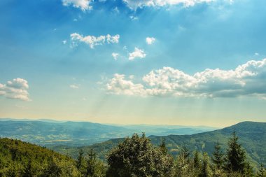 Çek Polonya sınırında güzel gökyüzü ile peyzaj Dağları sırtlar, Beskydy Panorama.