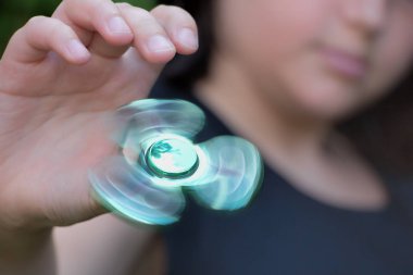 Fidget Spinner ile oynamak