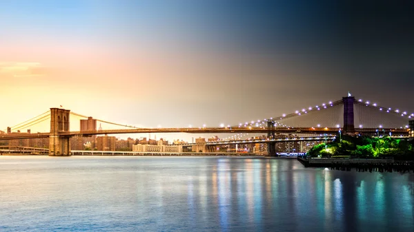 Ponte de Brooklyn em transição do pôr do sol para a noite — Fotografia de Stock