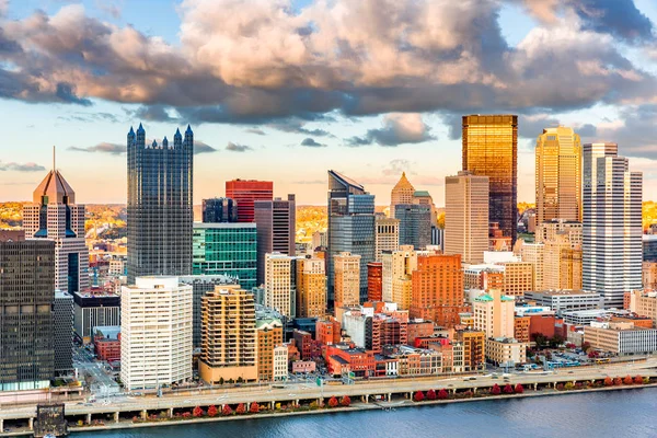 Pittsburgh centro bajo una cálida luz del atardecer — Foto de Stock