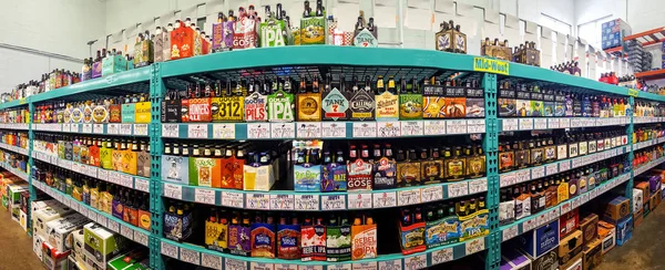 Corredor de cerveja artesanal em uma loja Bottle King — Fotografia de Stock