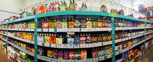 Craft beer mittgången i en flaska kung butik — Stockfoto