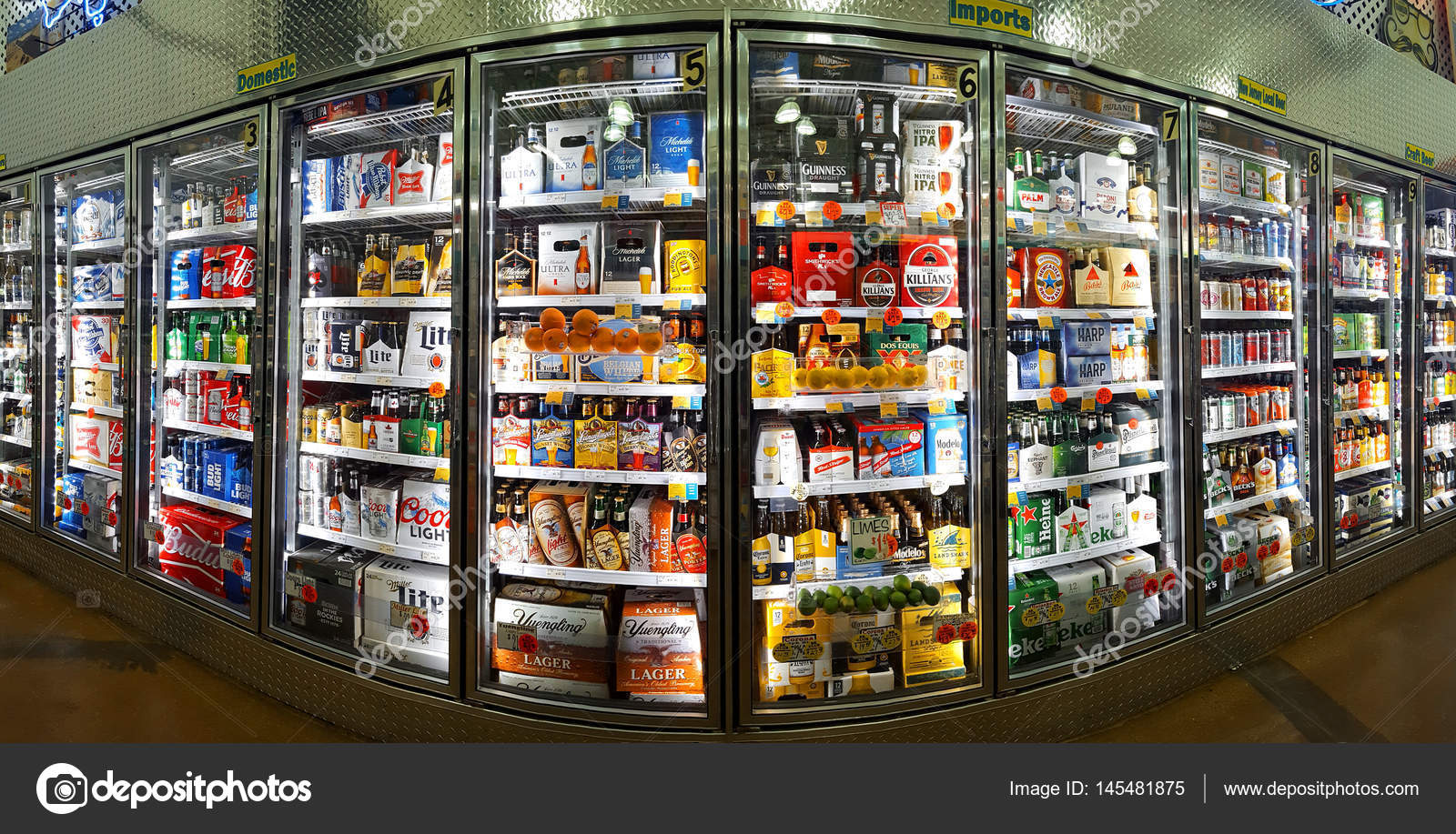 Allée de bière froide dans un magasin Bottle King — Photo éditoriale © mandritoiu 145481875