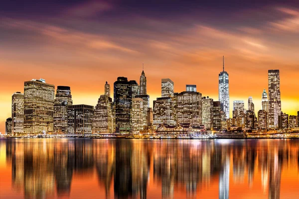Západ slunce nad finanční čtvrti New York City — Stock fotografie