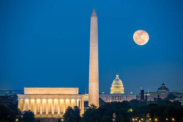 Supermoon deasupra Washington DC — Fotografie, imagine de stoc