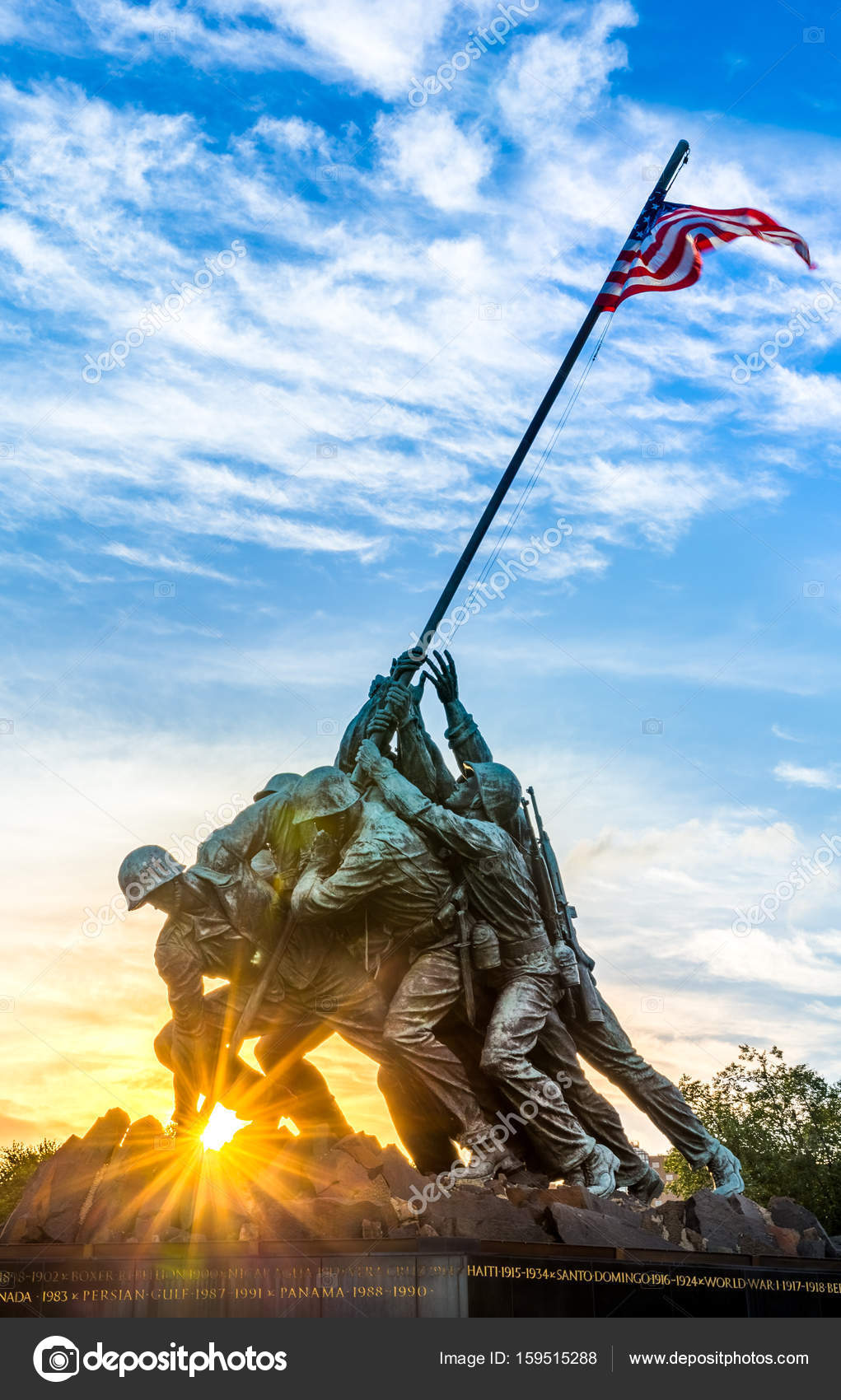Download - ARLINGTON, VIRGINIA - June 23, 2107: Iwo Jima memorial in Washington DC. The Memorial honors the Marines who have died defending the US since 1775. — Stock Image Iwo Jima memorial — Stock Photo, Image
