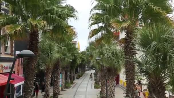 Main Street in de hoofdstad van Aruba Oranjestad — Stockvideo