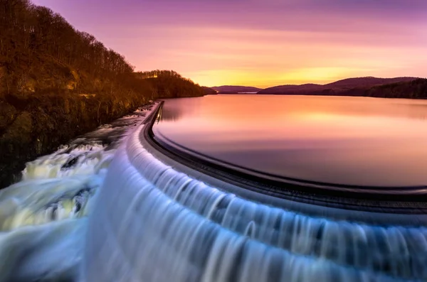 Kroton Barajı, Ny üzerinde gündoğumu — Stok fotoğraf