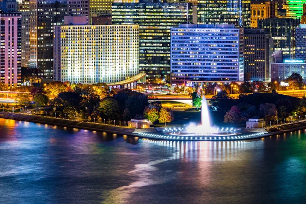 Pittsburgh paisaje urbano y Point State Park por la noche — Foto de Stock