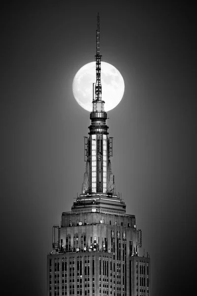 Lua cheia sobe e se alinha com o topo do Empire State Building — Fotografia de Stock