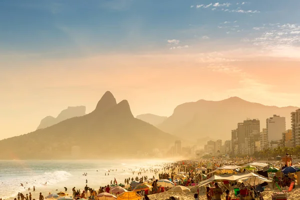 Pessoas tomam banho de sol na praia de Ipanema — Fotografia de Stock