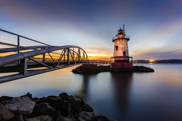 Farol oco sonolento ao entardecer — Fotografia de Stock