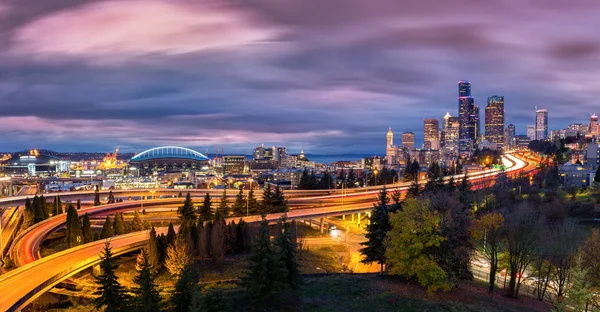 Seattle Paisagem Urbana Entardecer Com Arranha Céus Sinuosos Parques Rodoviários — Fotografia de Stock