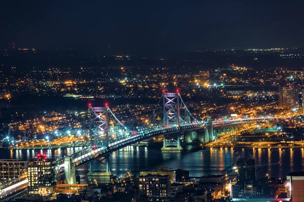 Vista Aérea Del Puente Ben Franklin Por Noche Que Atraviesa — Foto de Stock