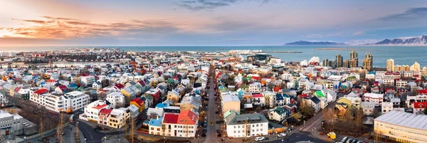Hava Günbatımı Renkli Evleri Ticari Caddeleri Ile Reykjavik Şehir Panoraması — Stok fotoğraf