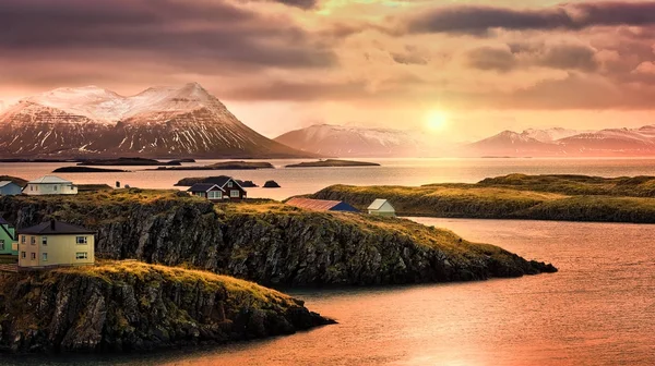 Snaefellsbaer Rotsachtige Fjorden Bij Zonsondergang Snaefellsbaer Een Stad Gelegen Het — Stockfoto