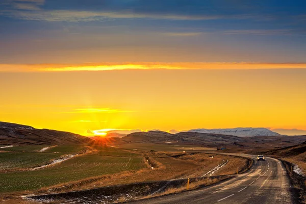 Kręta Droga Samotnej Samochodu Przecina Pola Góry Rural Islandia Zachodzie — Zdjęcie stockowe