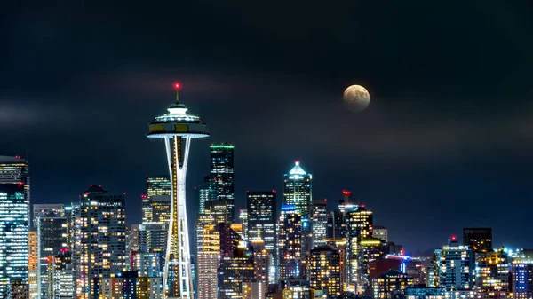 Pełnia Księżyca Wznosi Się Nad Panoramę Seattle Patrząc Przez Noc — Zdjęcie stockowe