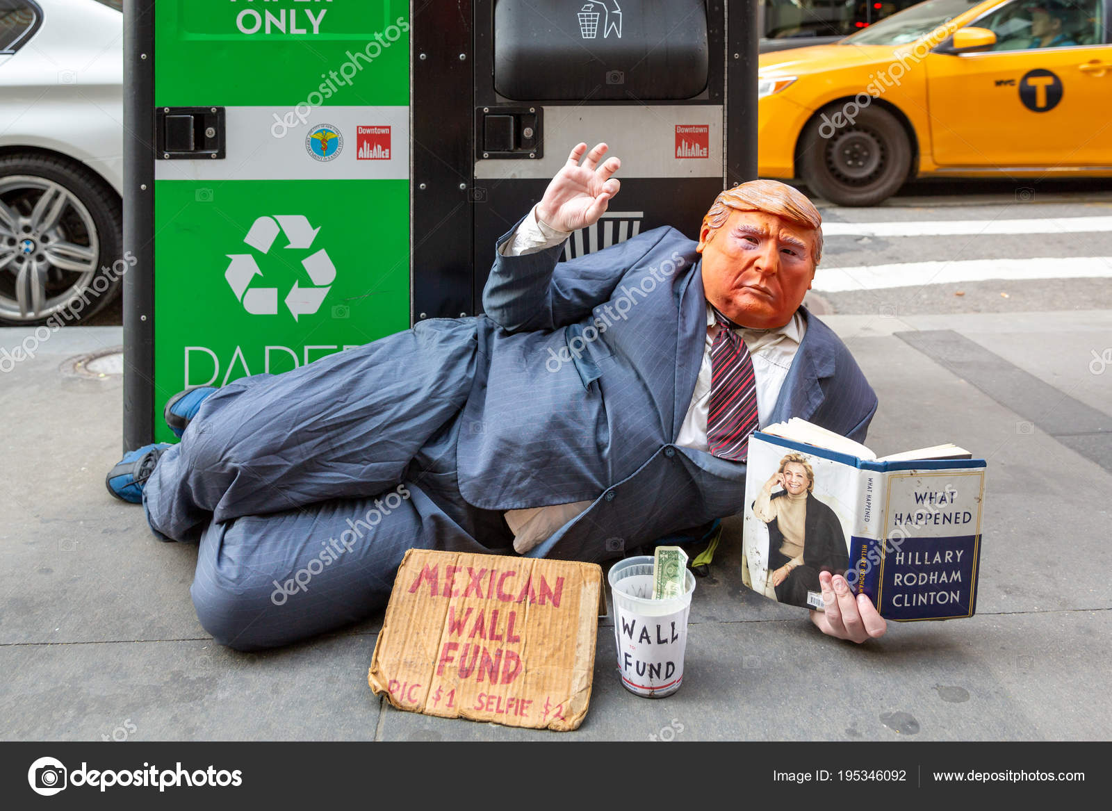 New York May 2018 Funny Street Beggar Wears Trump – Stock Editorial Photo © mandritoiu