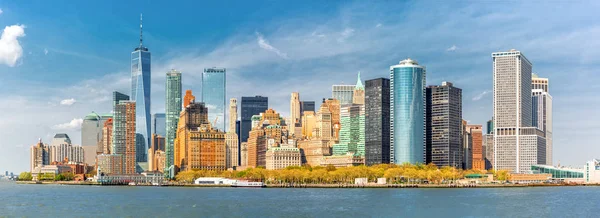 Downtown New York Skyline Panorama Tittade Från Båt Som Seglar — Stockfoto