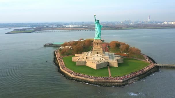 Rotation lente des drones autour de la Statue de la Liberté, à New York . — Video