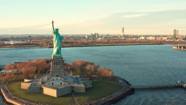 Rotation lente des drones autour de la Statue de la Liberté, à New York . — Video