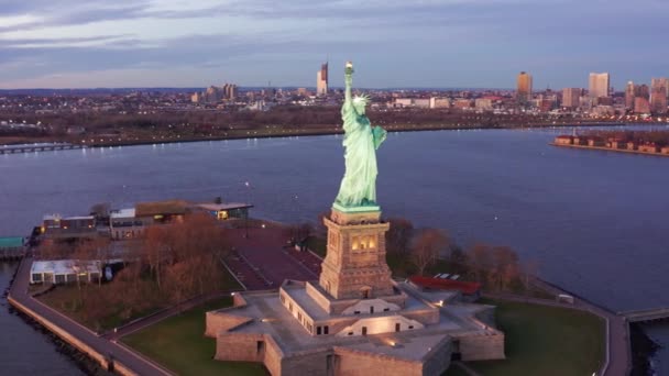 Långsam drönare längs Frihetsgudinnan, i New York. — Stockvideo