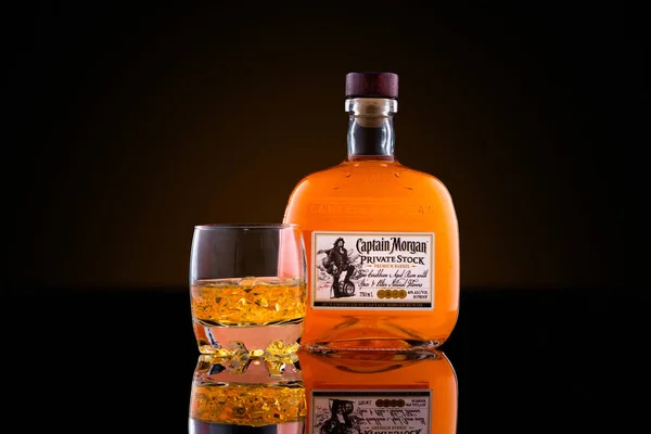 モーガン・ラム大尉のボトルとグラス — ストック写真