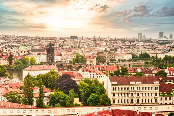 Vista aérea de Praga, en una nebulosa mañana de verano — Foto de Stock